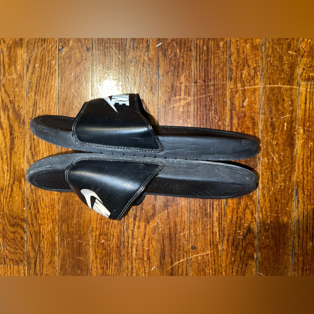 SANDALS $10 - Picture 4 of 5